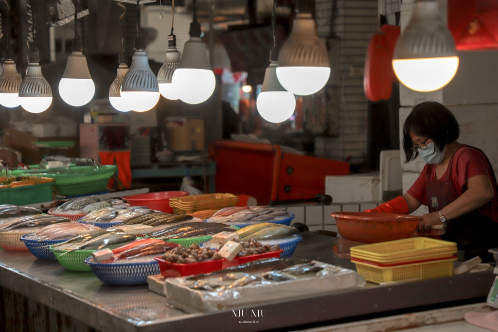 布袋觀光魚市美食推薦｜布袋海鮮(林)A1店，在地30年老店平價海鮮餐廳，必點蝦卵炒飯、蟹黃海鮮、花蟹，還要爽吃肥美布袋鮮蚵