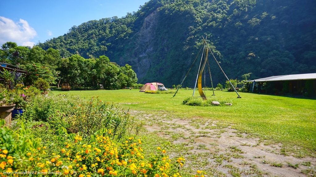 [高雄茂林]第二十八露 烏巴克藝術空間露營區:舒服的草皮空間、體驗燒柴的樂趣 @妞妞幸福花園