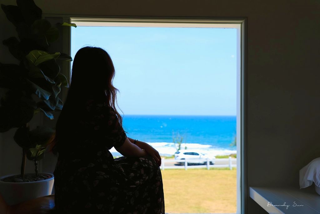 [屏東滿州]日日旅海Ocean Day by Day:南國的那一棟白色屋子，每個窗都可以看見藍色大海，慵懶的享受草地餐桌實驗室美味早午餐(文末有影片)2022.4.7房型更新 @妞妞幸福花園